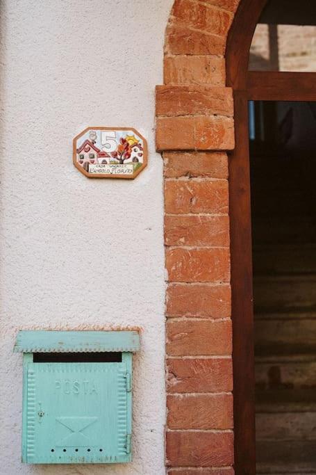 Casa Vacanze L'Angolo Fiorito Bettolle Exterior foto