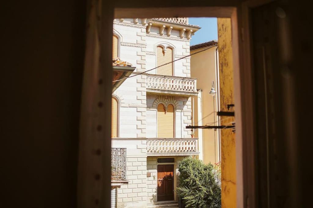 Casa Vacanze L'Angolo Fiorito Bettolle Exterior foto