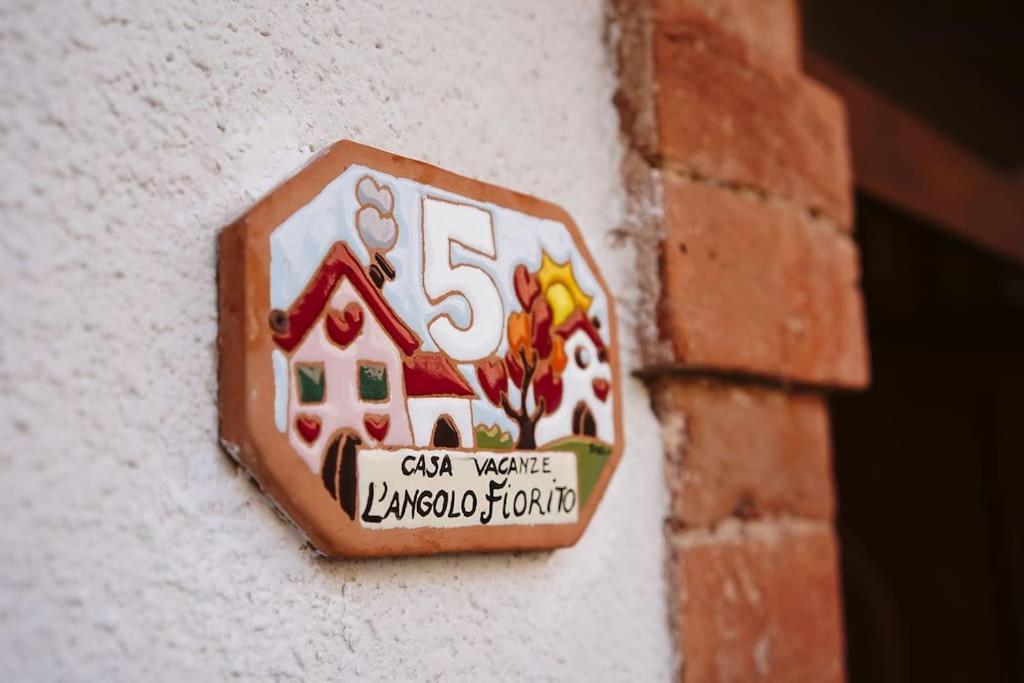 Casa Vacanze L'Angolo Fiorito Bettolle Exterior foto