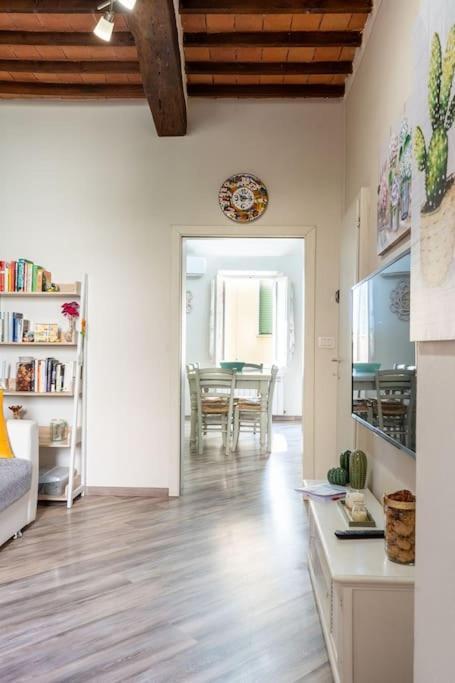 Casa Vacanze L'Angolo Fiorito Bettolle Exterior foto
