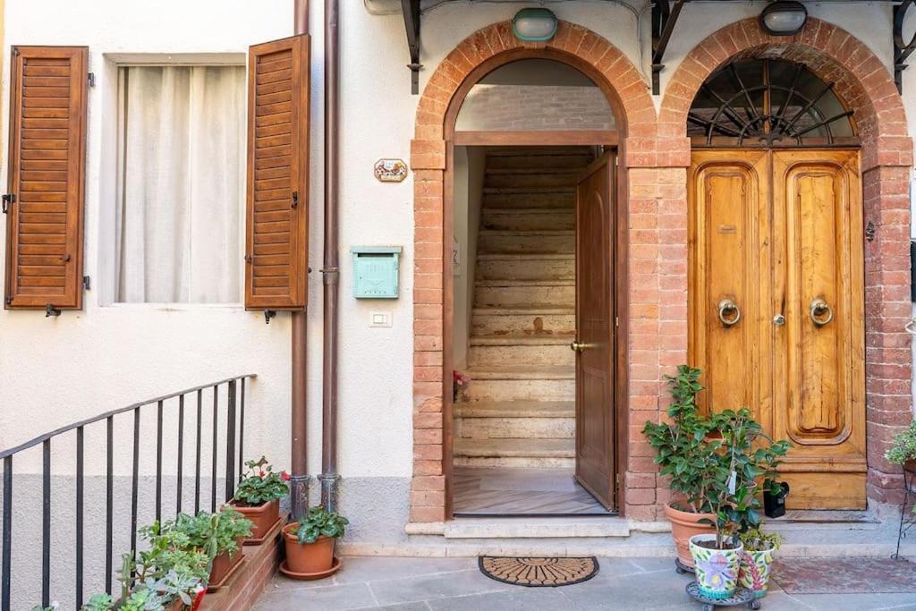 Casa Vacanze L'Angolo Fiorito Bettolle Exterior foto