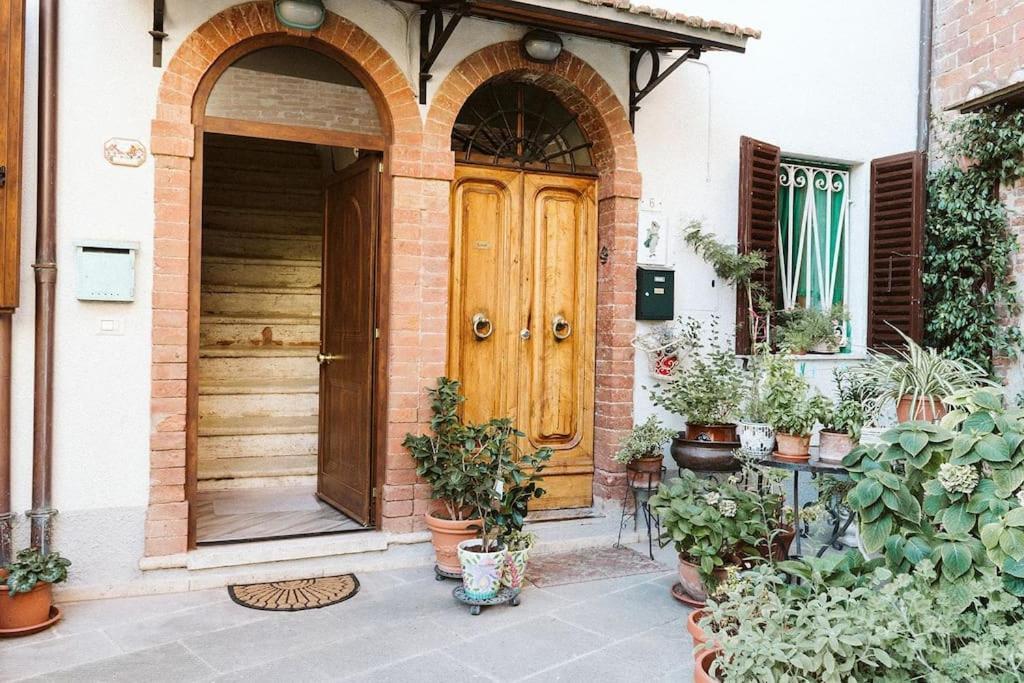 Casa Vacanze L'Angolo Fiorito Bettolle Exterior foto